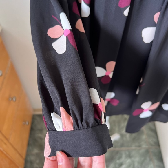 Kate Spade sheer polyester blouse w/ keyhole back. Black and floral - Picture 4 of 8